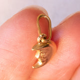 Lotto comprendente ciondolo in oro 18K con ametista, ciondolo in oro 18K a forma di “Uomo della Luna” in oro 18K e ciondolo in oro 9K a forma di elefantino