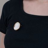 Spilla vintage in oro 18K con cammeo su conchiglia, anni ‘50