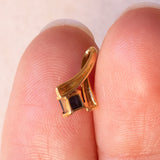 Lotto comprendente ciondolo in oro 18K con ametista, ciondolo in oro 18K con zaffiro e ciondolo a forma di chiave di violino in oro 18K