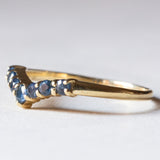 Anello vintage a “V” in oro 14K e zaffiri, anni ‘70