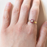 Anello retrò in oro 18K con rubini e perla, anni ‘40