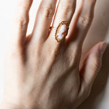 Anello vintage in oro 18K con cammeo su conchiglia, anni ‘50/‘60