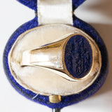 Anello antico da sigillo in oro 14K con lapislazzuli inciso, anni ‘30