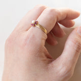 Anello retrò in oro 18K con rubini e perla, anni ‘40