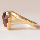 Anello vintage in oro 18K con granato di taglio a goccia, anni ‘40/‘50