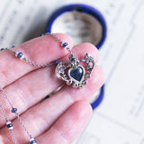 Collana in oro bianco 18K con zaffiri, opali e diamanti, anni ‘40