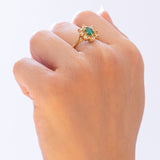 Anello vintage a margherita in oro 18K con smeraldo e diamanti (0.24ctw ca.), anni '70