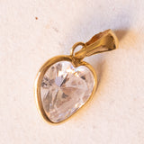 Lotto comprendente ciondolo in oro 18K con zircone e ciondolo a forma di carta di due di cuori in oro 18K