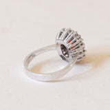 Anello vintage a margherita in oro bianco 14K con opale di fuoco (2.50ct ca.) e diamanti (0.70ctw ca.), anni ‘70