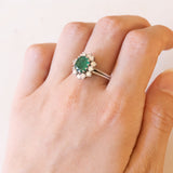 Anello vintage a margherita in oro bianco 18K con smeraldo (2.20ct ca.) e diamanti (1ctw ca.), anni ‘60