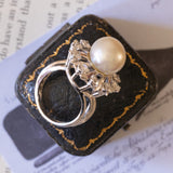 Anello a margherita vintage in oro bianco 18K con perla e diamanti (1ctw ca.), anni ‘80/‘90