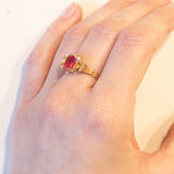 Anello vintage in oro 18K con pasta di vetro rosa, anni ‘60