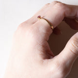 Anello a “V” vintage in oro 18K con rubino, anni ‘70