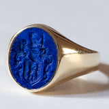 Anello antico da sigillo in oro 14K con lapislazzuli inciso, anni ‘30