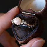 Anello vintage in oro bianco 14K con perla e diamanti (0.12ctw ca.), anni ‘60