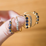 Anello harem vintage in oro 14K con zaffiri (1.20ctw ca.) e pietre bianche, anni ‘50