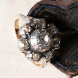 Anello a margherita antico in oro 18K e argento con diamanti di taglio vecchia miniera (1.15ctw ca.), seconda metà dell’800