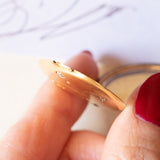 Pendente portafoto antico in oro giallo 18K con diamanti di taglio vecchia miniera (0.12ctw ca.) e di taglio rosetta, primi anni del ‘900