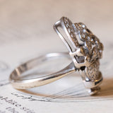 Anello vintage a forma di cestino di fiori in oro 18K, diamanti bianchi, diamanti fancy gialli e zaffiri, anni ‘60