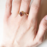 Anello vintage in oro 18K con granato di taglio a goccia, anni ‘40/‘50