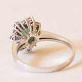 Anello vintage a margherita in oro bianco 18K con smeraldo (2.20ct ca.) e diamanti (1ctw ca.), anni ‘60