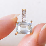 Ciondolo vintage in oro giallo e bianco 14K con topazio azzurro (2ct ca.) e diamanti (0.03ctw ca.), anni ‘70
