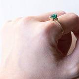 Anello vintage in oro 18K con smeraldo sintetico e diamanti, anni ‘70/‘80