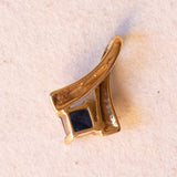 Lotto comprendente ciondolo in oro 18K con ametista, ciondolo in oro 18K con zaffiro e ciondolo a forma di chiave di violino in oro 18K