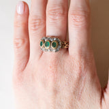 Anello vintage in stile antico in oro giallo 18K e argento con smeraldi (0.80ctw ca.) e diamanti (0.36ctw ca.), anni '60