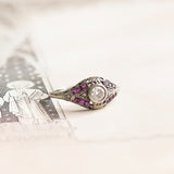 Anello di transizione Art Nouveau-Art Déco in oro bianco 18K con diamante centrale (0.43ct ca.) e rubini, anni ‘20/‘30