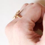 Anello antico a forma di serpente in oro giallo 18K con smeraldi, anni '10