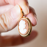 Ciondolo vintage in oro 14K con cammeo su conchiglia, anni ‘60