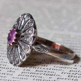 Anello a margherita vintage in stile antico in oro 18K e argento con rubino e diamanti