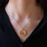 Ciondolo vintage “Plus qu’hier moins que demain” in oro 18K con rubini, anni ‘60/‘70
