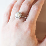 Anello vintage a margherita in oro bianco 14K con perla e diamanti (1ctw ca.), anni ‘50/‘60
