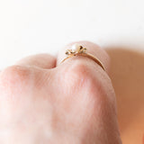 Anello retró a forma di fiore in oro giallo 18K con perla bianca, anni ‘40