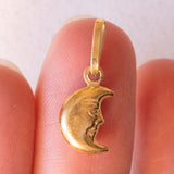 Lotto comprendente ciondolo in oro 18K con ametista, ciondolo in oro 18K a forma di “Uomo della Luna” in oro 18K e ciondolo in oro 9K a forma di elefantino