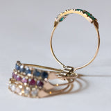 Anello harem vintage in oro 14K con zirconi bianchi, rubini, zaffiri e smeraldi, anni ‘70