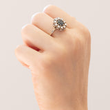 Anello a margherita vintage in oro bianco 14K con zaffiro (0.65ct ca.) e diamanti di taglio brillante (0.40ctw ca.), anni ‘70