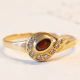 Anello vintage in oro 18K con granato e pietre bianche, anni ‘70