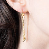 Orecchini pendenti vintage in oro giallo 18K con perline bianche, anni ‘70