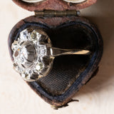 Anello a margherita antico in oro 18K e argento con diamanti di taglio vecchia miniera (1.15ctw ca.), seconda metà dell’800