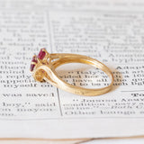 Anello vintage in oro 18K con rubini e diamanti (0.04ctw ca.), anni ‘70