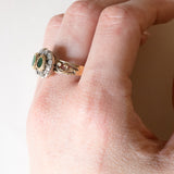 Anello vintage in stile antico in oro giallo 18K e argento con smeraldi (0.80ctw ca.) e diamanti (0.36ctw ca.), anni '60