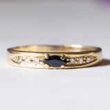 Anello a fascia in oro 18K con zaffiro e diamanti, anni ‘70