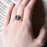 Anello a margherita vintage in oro 9K con zaffiro (0.80ct ca.) e diamanti (0.24ctw ca.), anni ‘60/‘70