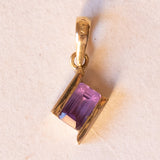 Lotto comprendente ciondolo in oro 18K con ametista, ciondolo in oro 18K con zaffiro e ciondolo a forma di chiave di violino in oro 18K