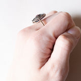 Anello antico in oro 14K e argento con rubino e diamanti di taglio rosetta, anni ‘30/‘40
