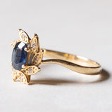 Anello vintage a margherita in oro 18K con zaffiro e diamanti, anni ‘70