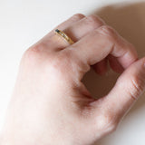 Anello a fascia in oro 18K con zaffiro e diamanti, anni ‘70